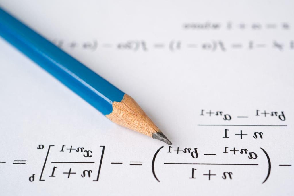 用铅笔写复杂的数学方程式.